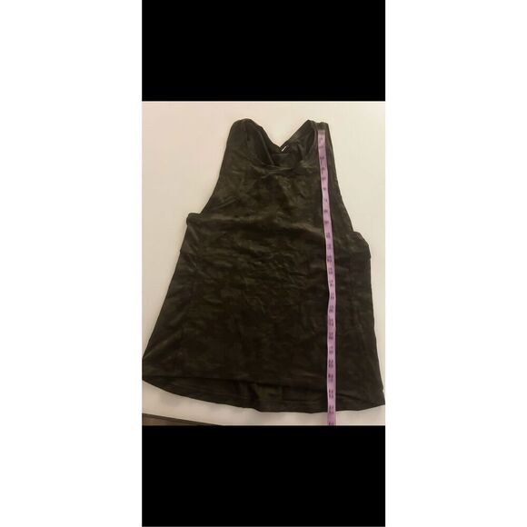 Lululemon Army Green Camo Racer Back Swoop Tank Top Size 4 Athleisure Yoga - Picture 10 of 11